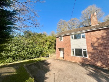 Click the photo for more details of Wellington Heath, Ledbury, Herefordshire
